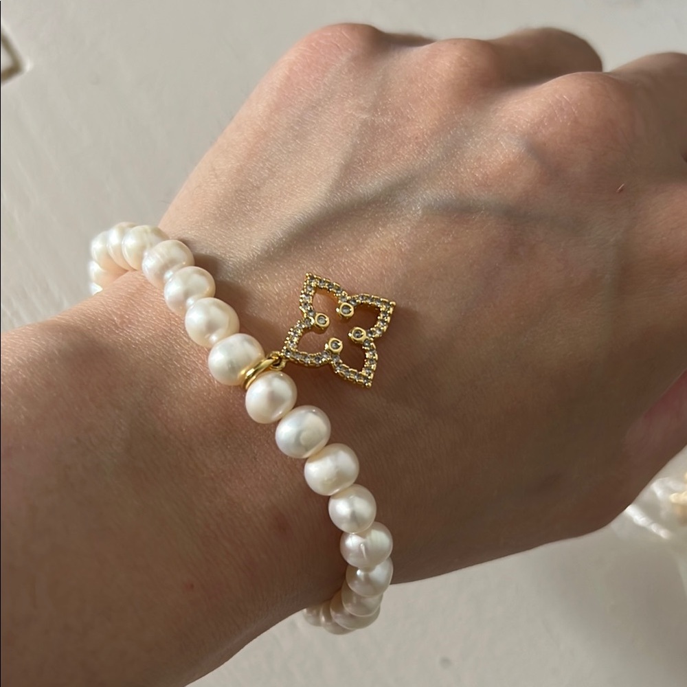 Elegant Gold and White Pearl Bracelet